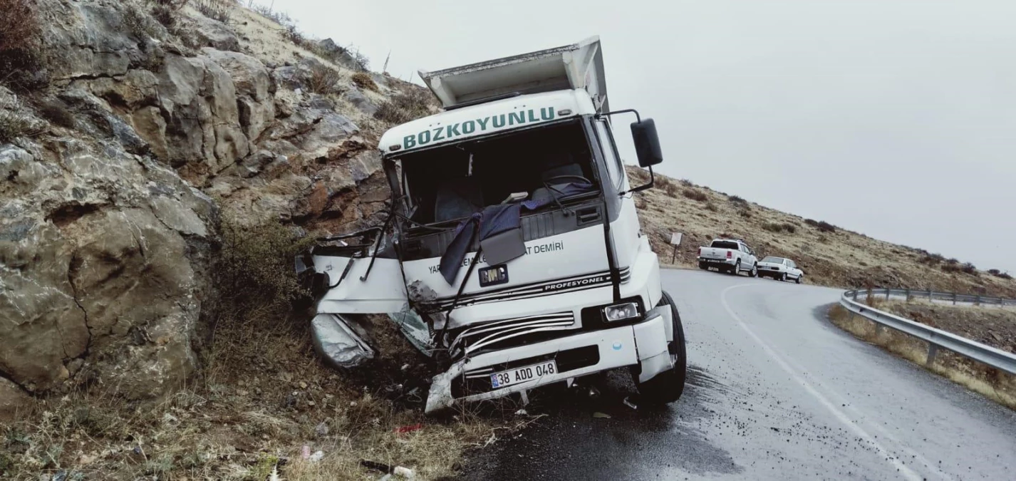 Kayseri\'de freni tutmayan kamyon kayaya çarptı