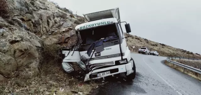 Kayseri'de freni tutmayan kamyon kayaya çarptı