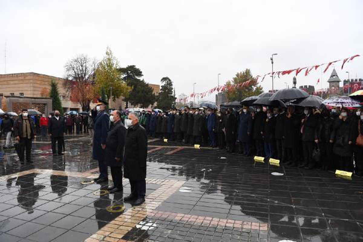 Kayseri\'de sağanak altında 10 Kasım anması