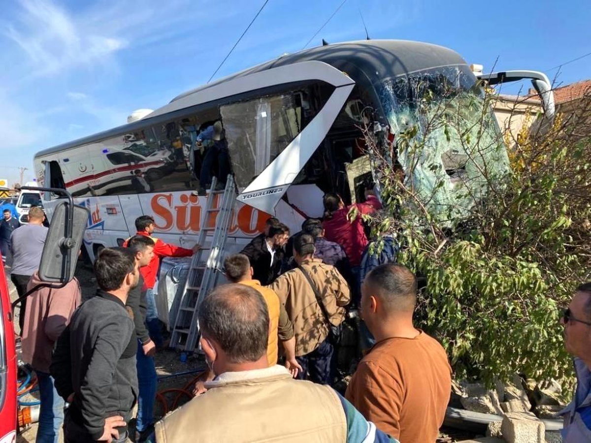 Son dakika: Kayseri\'de yolcu otobüsü ile kamyonetin çarpıştığı kazada ölü sayısı 2\'ye yükseldi