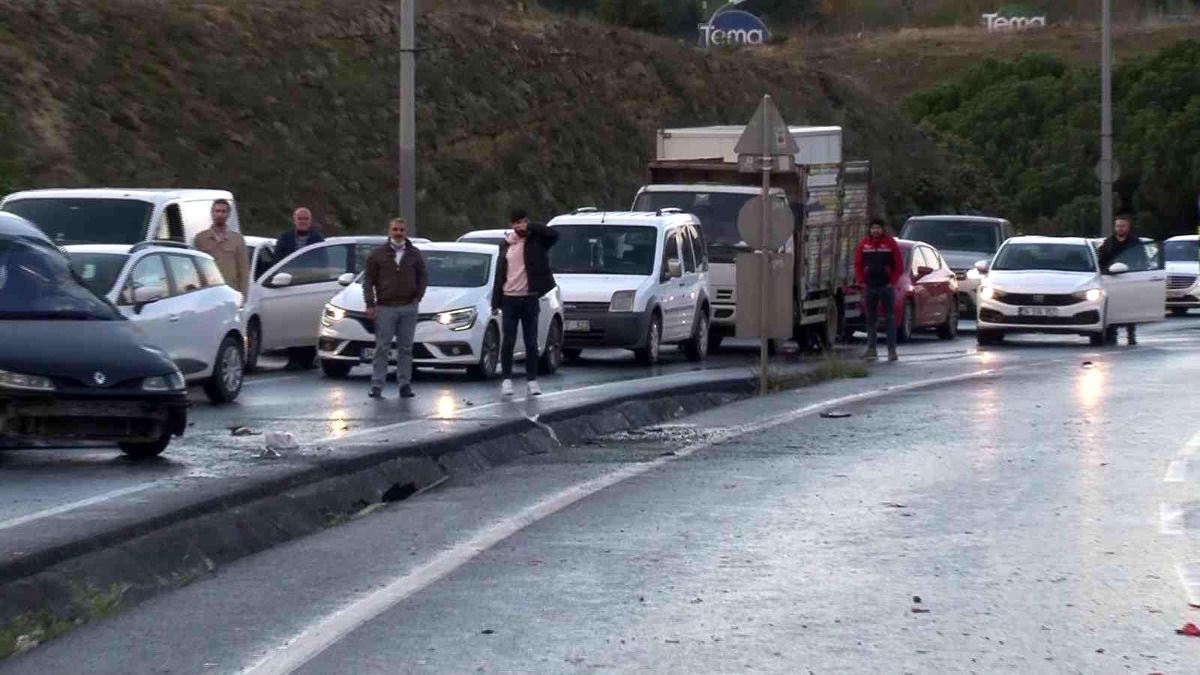 Kaza yapan araçlarının başında saygı duruşunda bulundular