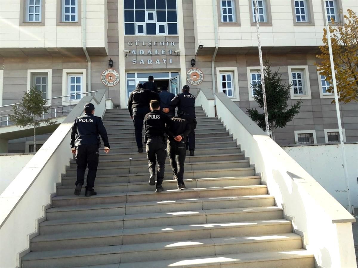 Kendisini polis olarak tanıtan iki şahıs Şanlıurfa\'da yakalandı