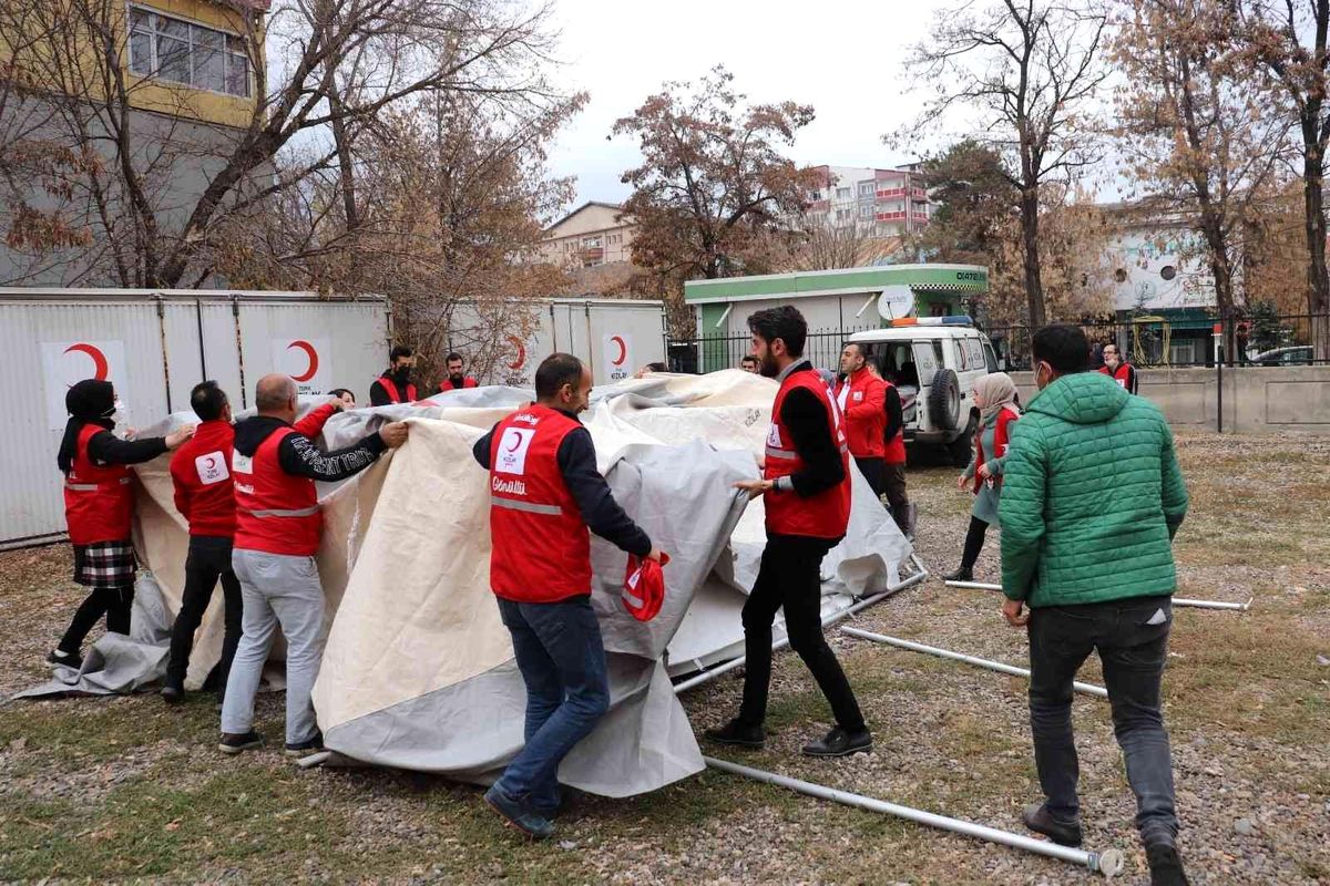 Kızılay personeli ve gönüllülerine çadır kurulumu eğitimi verildi