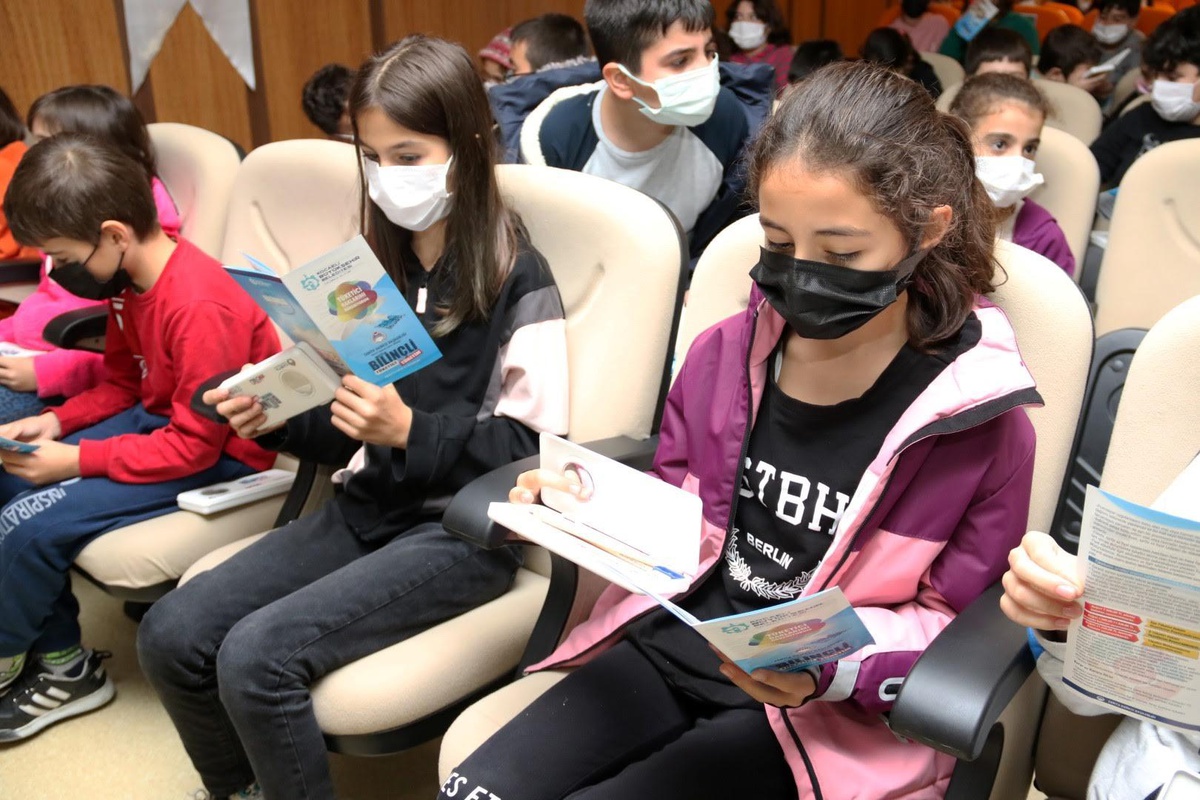 Kocaeli Büyükşehir zabıtasından öğrencilere bilinçli tüketici semineri