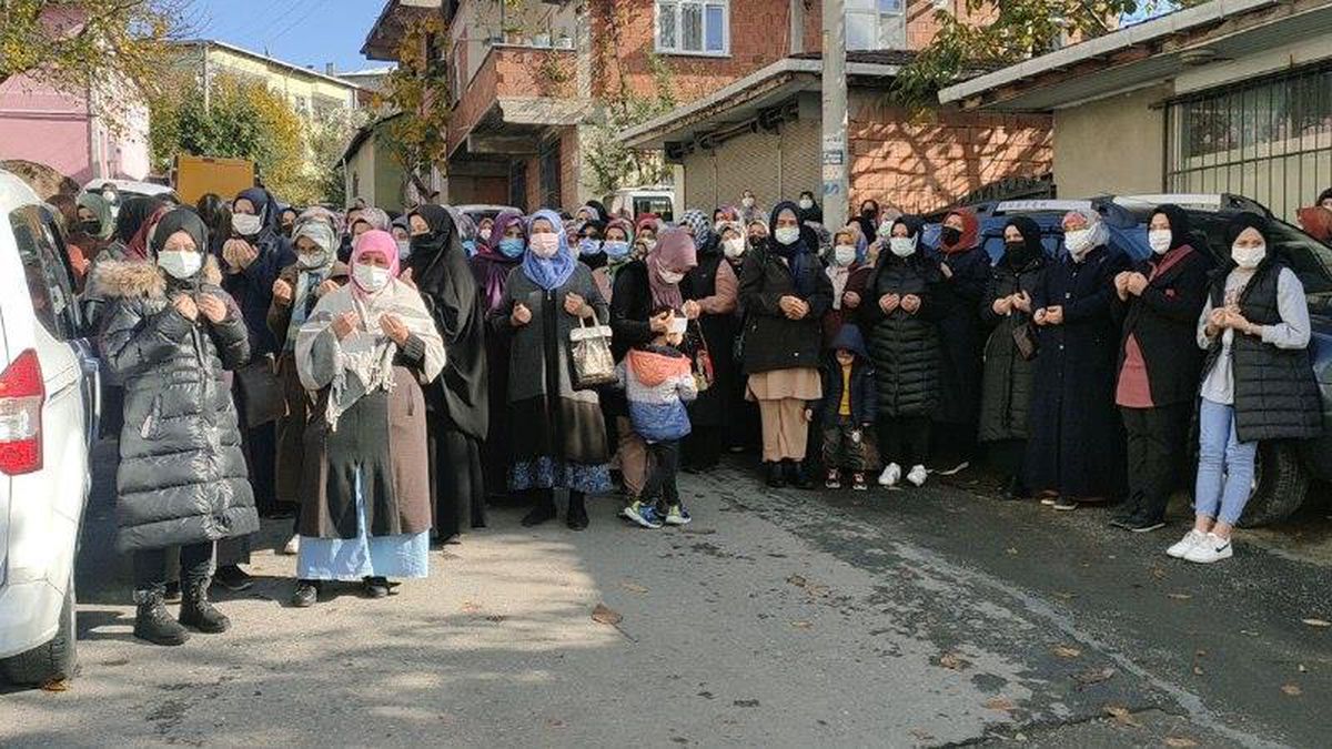 Kocaeli\'de midibüsün dere yatağına devrildiği kazada ölen öğrencinin cenazesi defnedildi