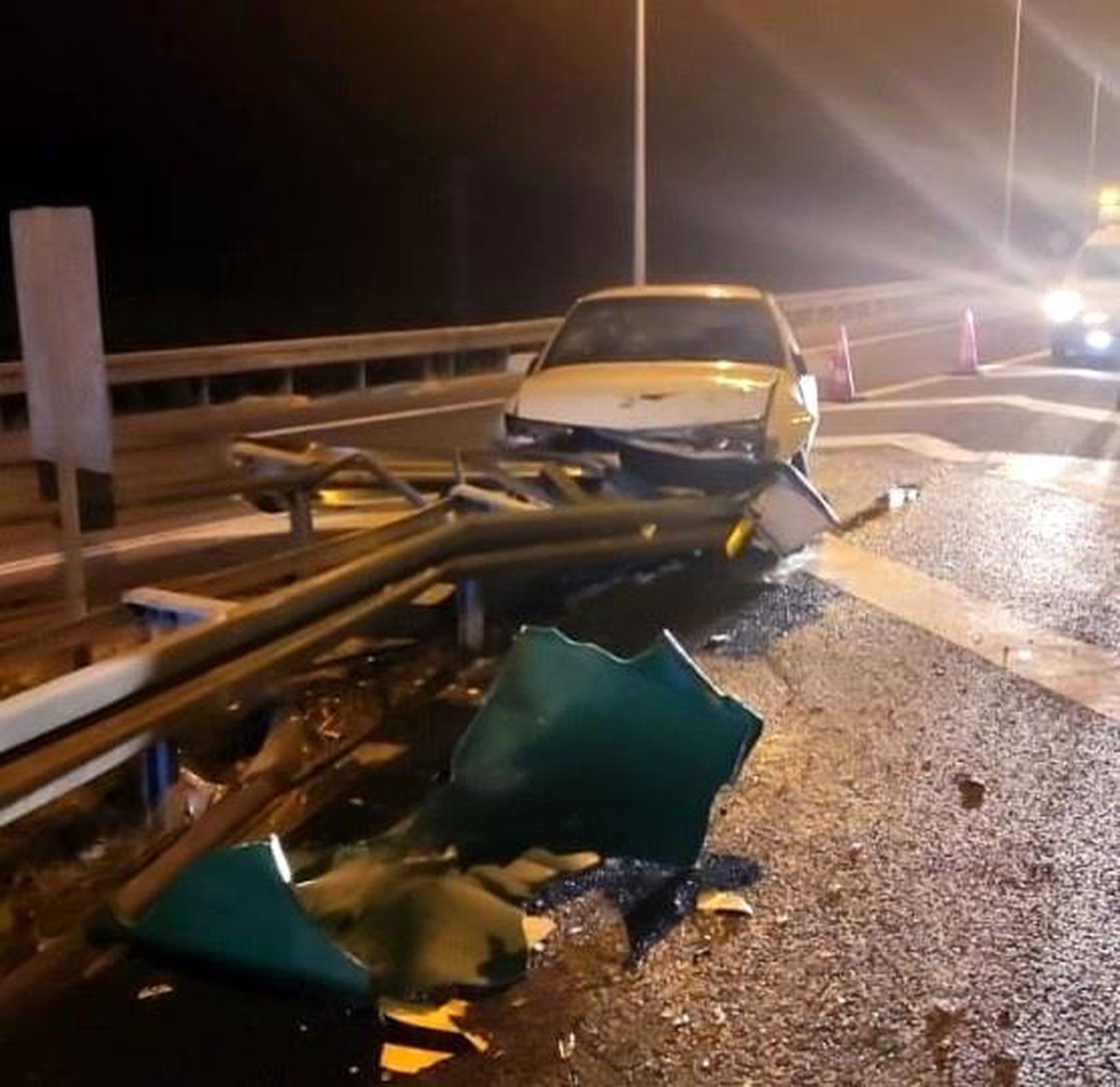 Kontrolden çıkan araç bariyerlere çarptı: 5 yaralı