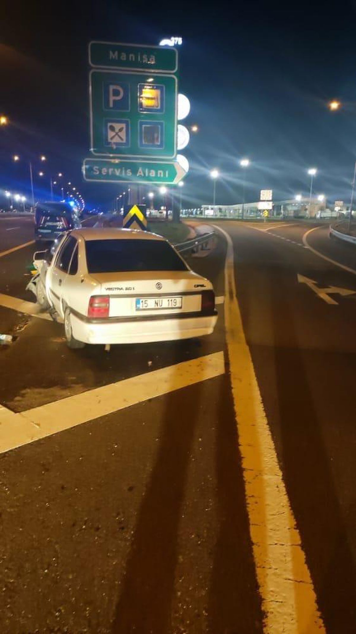 Manisa\'da bariyere çarpan otomobildeki 5 kişi yaralandı