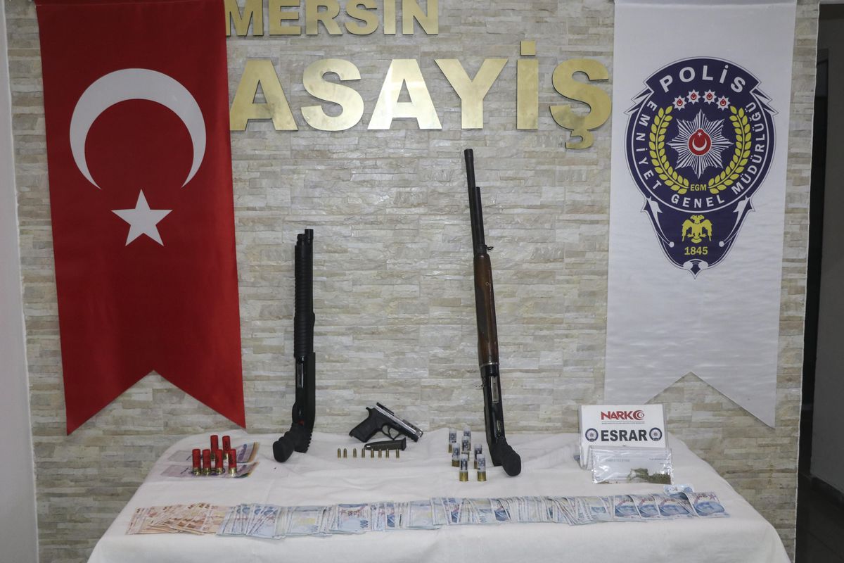 Mersin\'de bir kişiyi 4 gün alıkoydukları iddiasıyla 8 şüpheli yakalandı