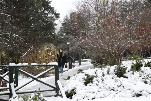 Meteoroloji'nin uyarıları sonrası kar yağışı etkili oldu! İstanbul'un yanı başı dahil bazı illerde kar kalınlığı 10 santimetreyi buldu