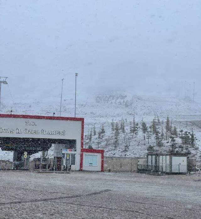 Meteoroloji'nin uyarıları sonrası kar yağışı etkili oldu! İstanbul'un yanı başı dahil bazı illerde kar kalınlığı 10 santimetreyi buldu