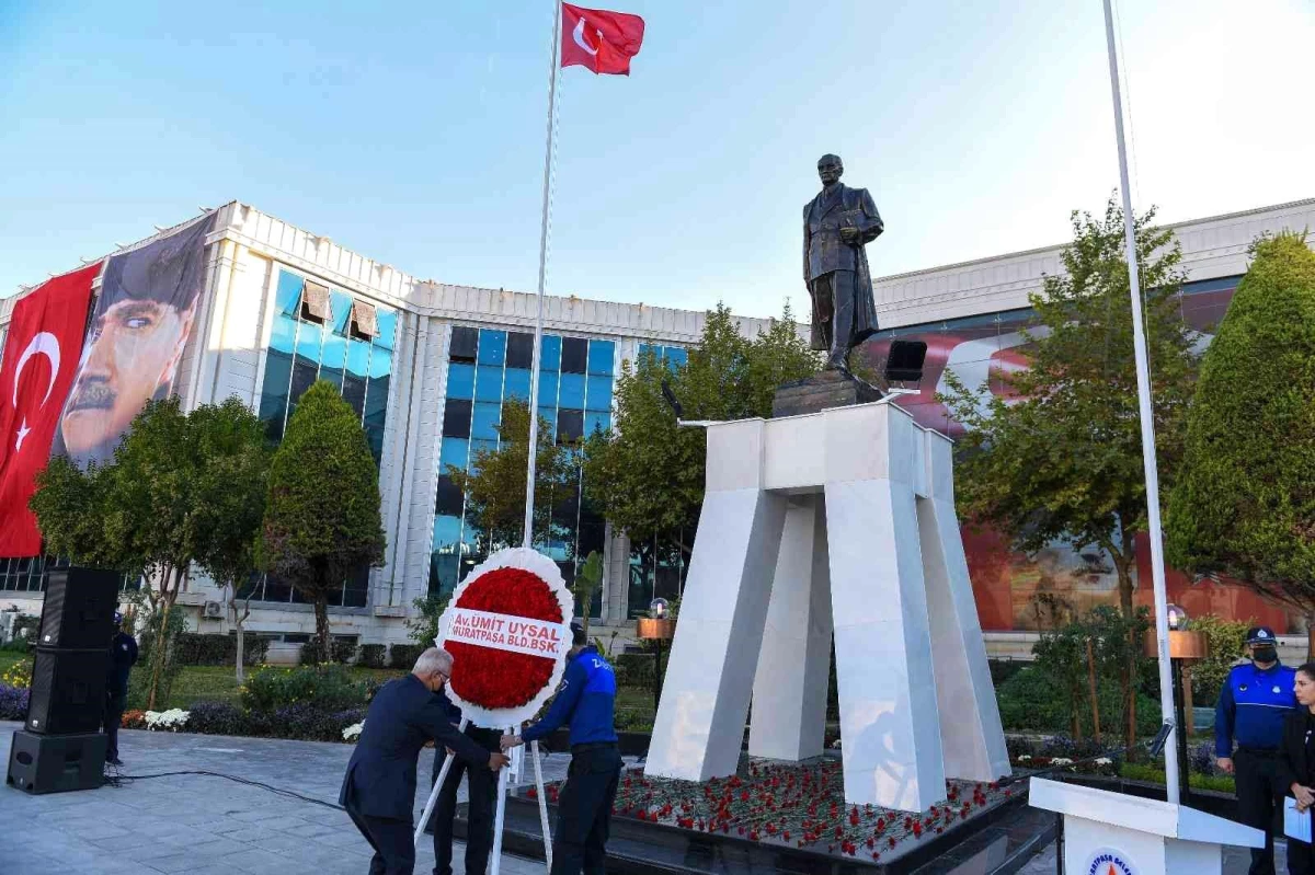 Muratpaşa\'da \'Ata\' Atatürk Kent Meydanı\'nda anıldı