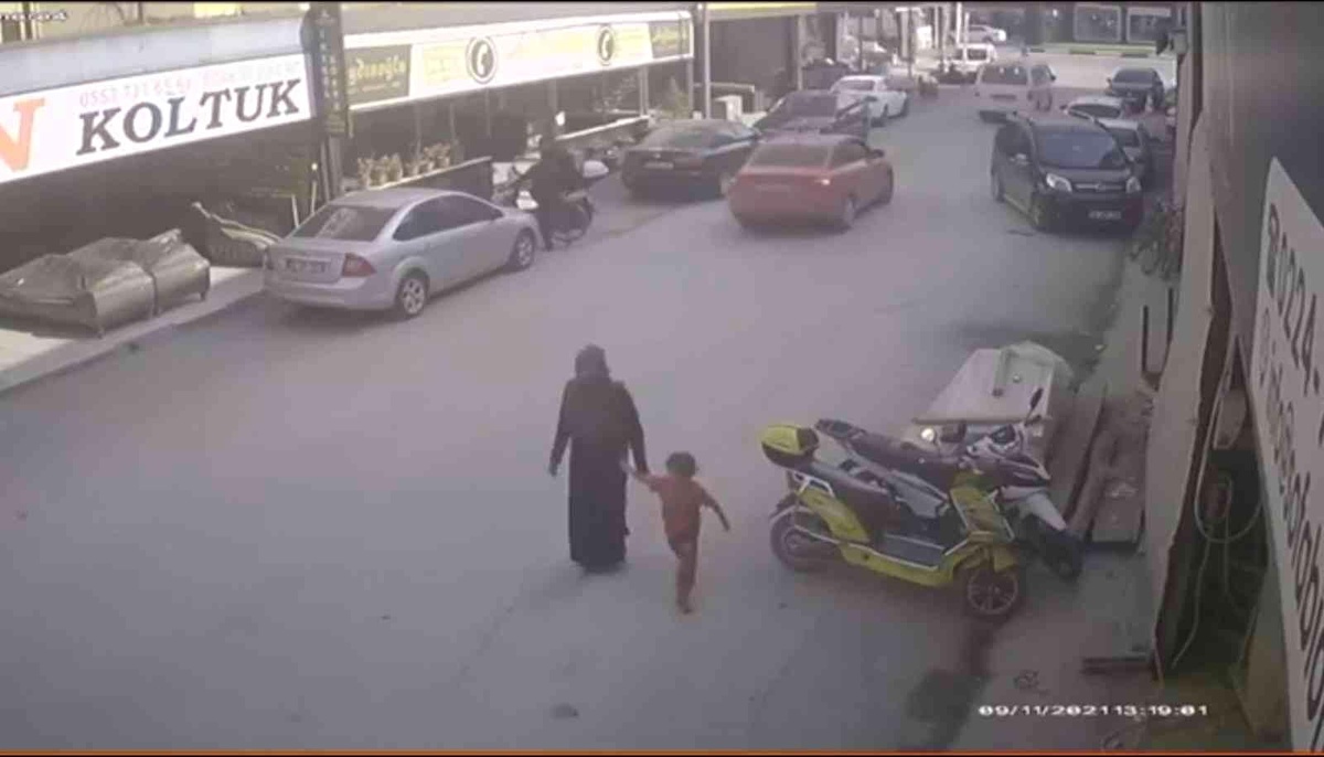 Oğluna hırsızlık yaptıran kadın kameraya yakalandı