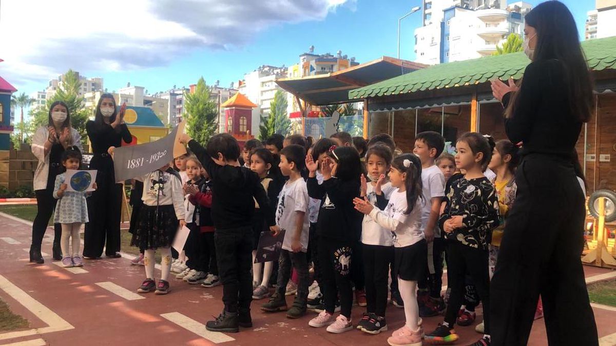Oyun Koleji öğrencileri Atatürk\'ü andı