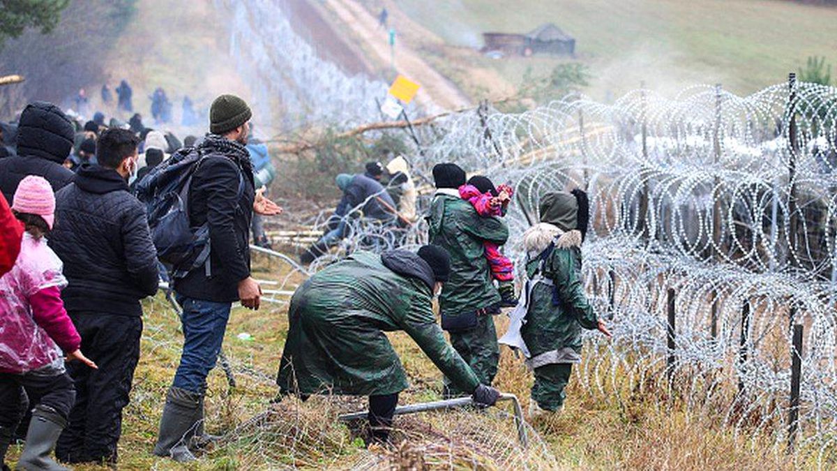 Polonya Savunma Bakanı, 15 bin askerin Belarus sınırındaki göçmenleri \'püskürtmekle\' görevlendirdildiğini açıkladı