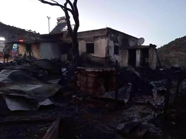 Sarımsak hasadına giden çiftçinin evi yandı