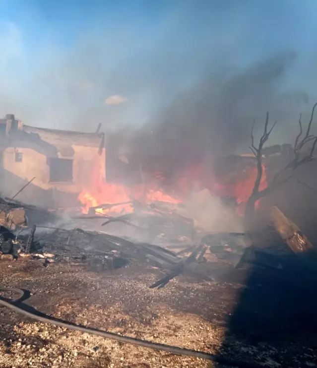 Sarımsak hasadına giden çiftçinin evi yandı