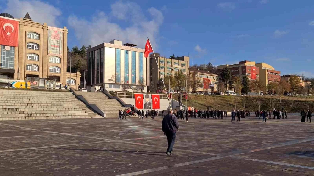 Son dakika gündem: Şehit torunu fırça sapına taktığı Türk Bayrağı ile İYİ Partili Türkkan\'ı protesto etti