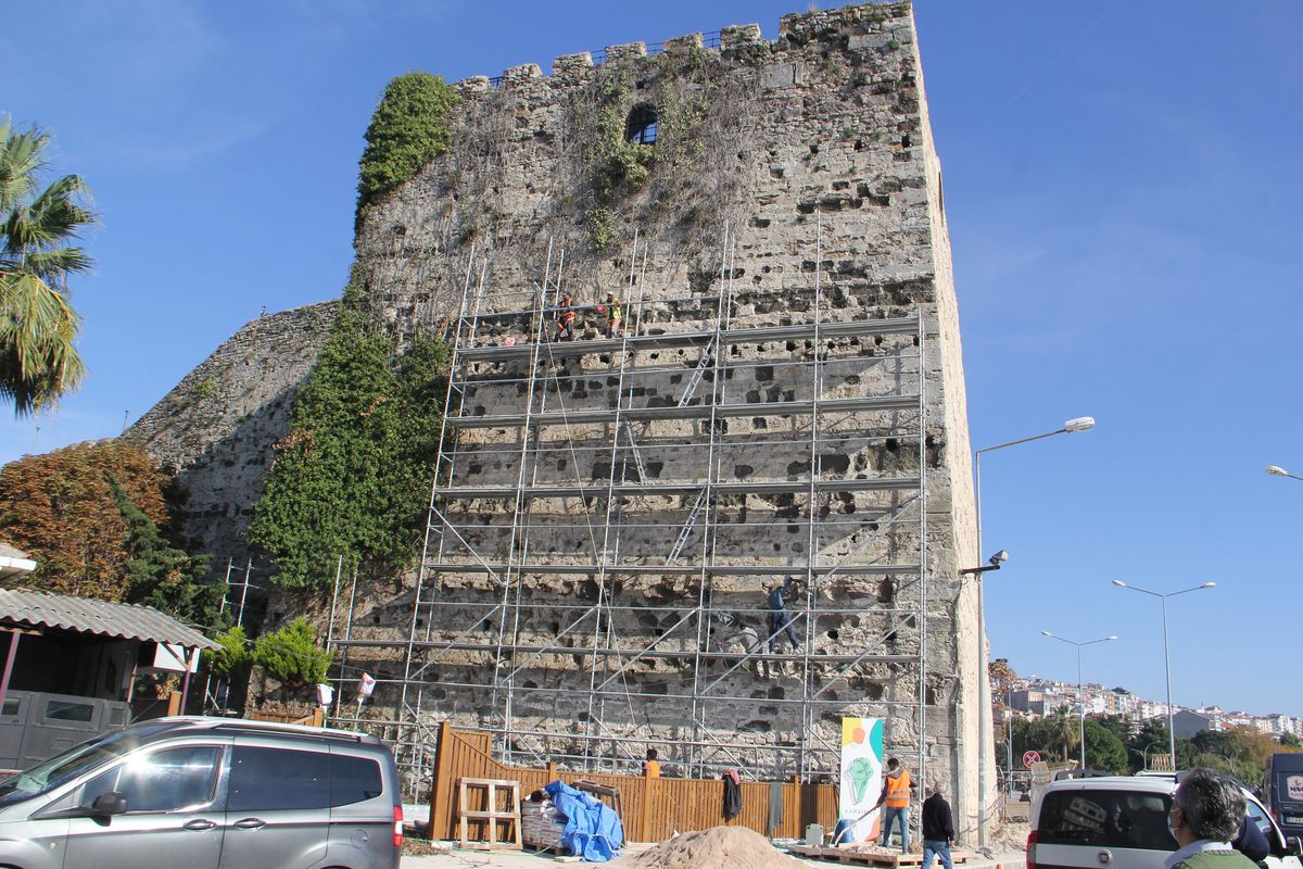 Sinop Kalesi surlarında yapılan restorasyon çalışmaları sürüyor