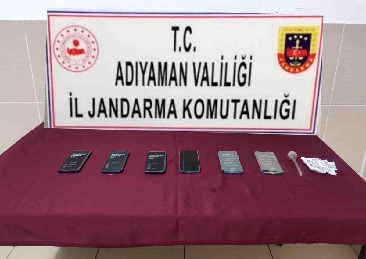 Şüpheli araçta kaçak cep telefonları ele geçirildi