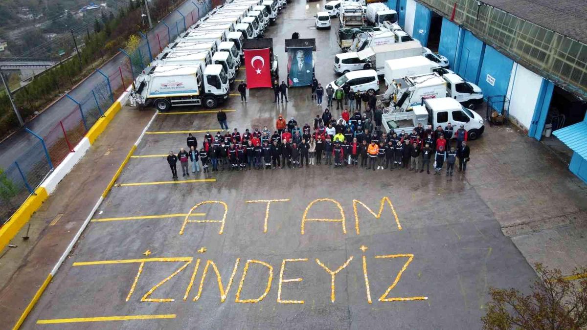 Temizlik işçileri eldivenleriyle yazdı: "Atam izindeyiz"