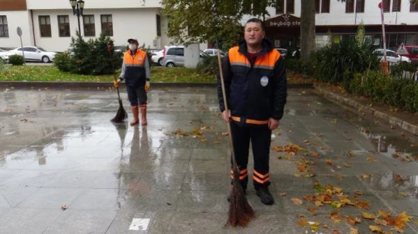 TOKAT'TA, YAĞMUR ALTINDA ATA'YA SAYGI