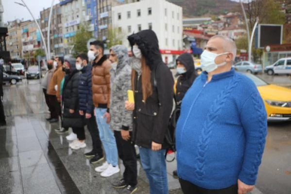 TOKAT'TA, YAĞMUR ALTINDA ATA'YA SAYGI