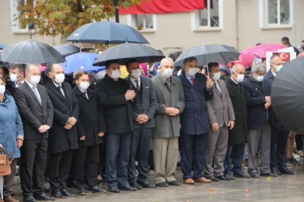 TOKAT'TA, YAĞMUR ALTINDA ATA'YA SAYGI