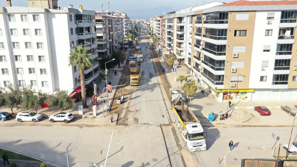 Torbalı\'da yol çalışmaları 8 ekiple devam ediyor