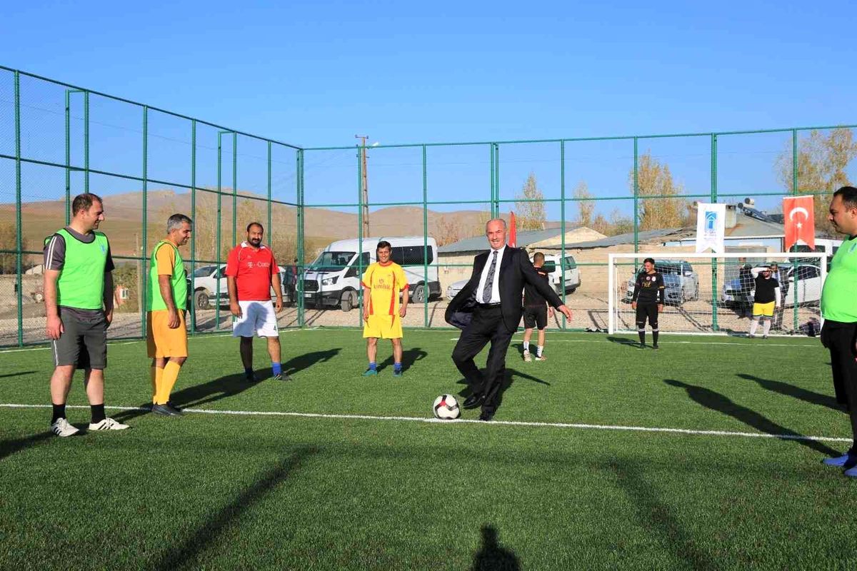 Tuşba Belediyesi semt sahalarının açılışını yapıyor