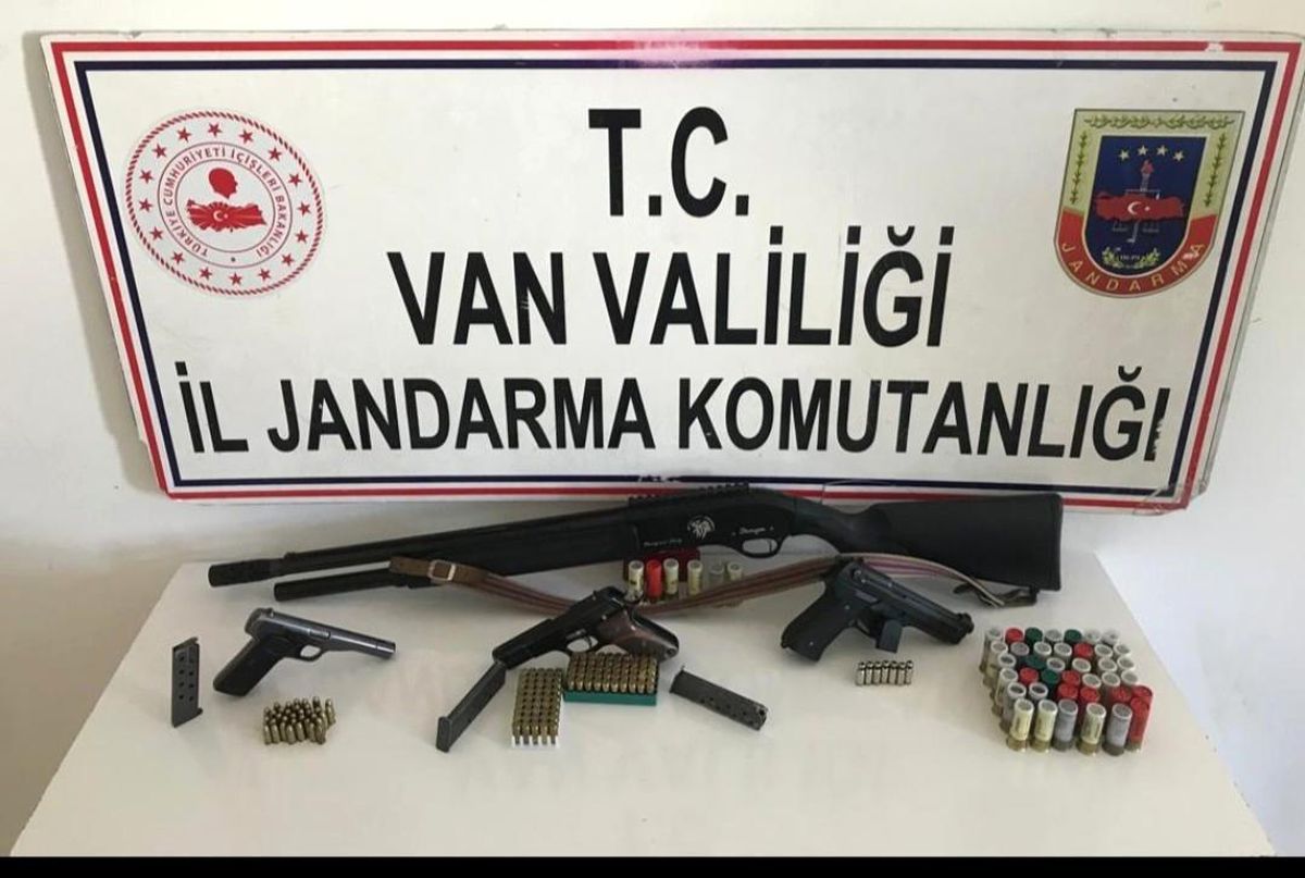 Van\'da 3 ayrı evde yapılan aramada 2 adet ruhsatsız tabanca, 1 adet kurusıkı, 1 adet ruhsat süresi geçmiş av tüfeği ile çok sayıda fişek ele geçirildi