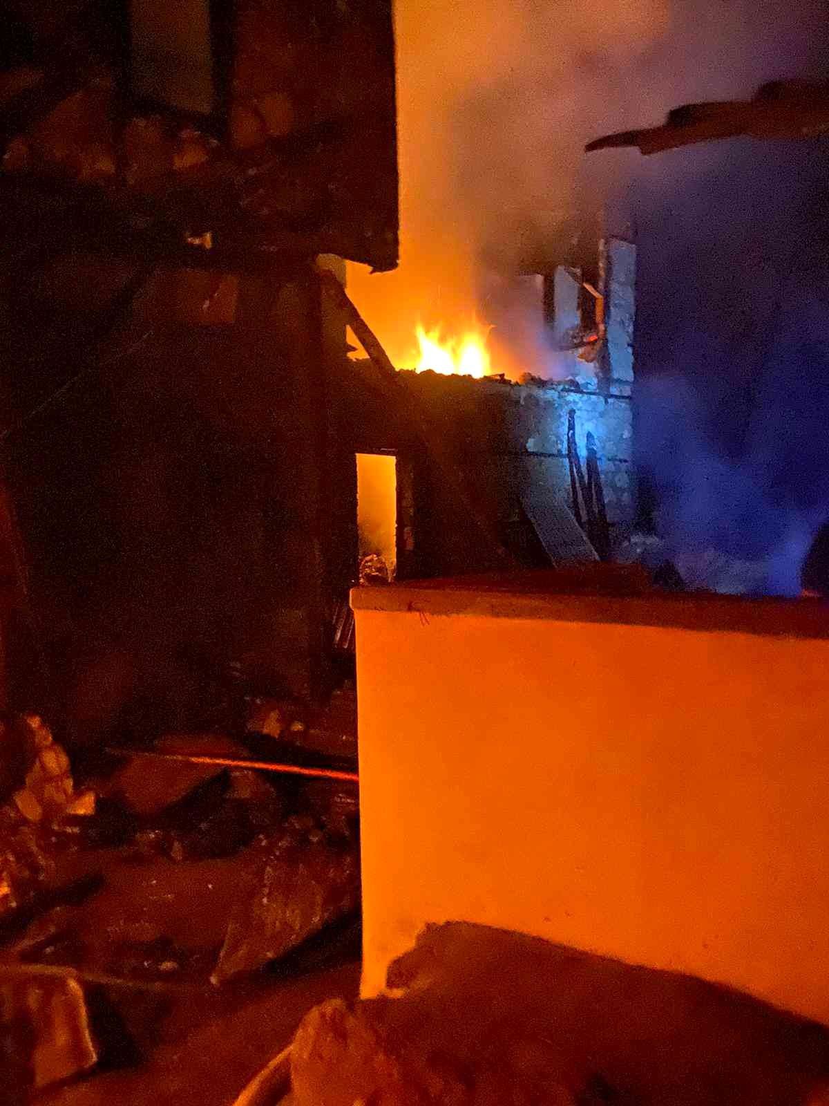 Yanan ev küle döndü