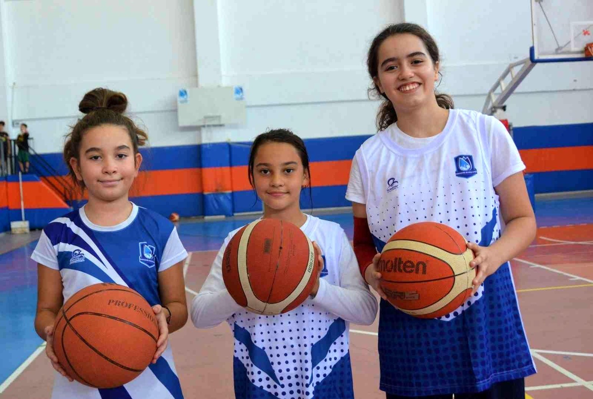 Yunusemre\'de kız basketbol okulu açıldı