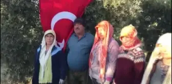 Zeytin toplayan çiftçilerden özel 10 Kasım anma etkinliği