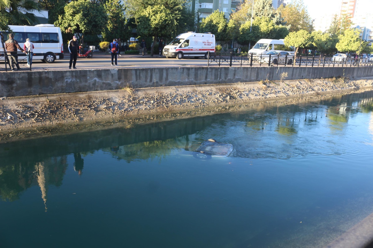 Adana\'da sulama kanalına devrilen otomobilin sürücüsünü vatandaşlar kurtardı