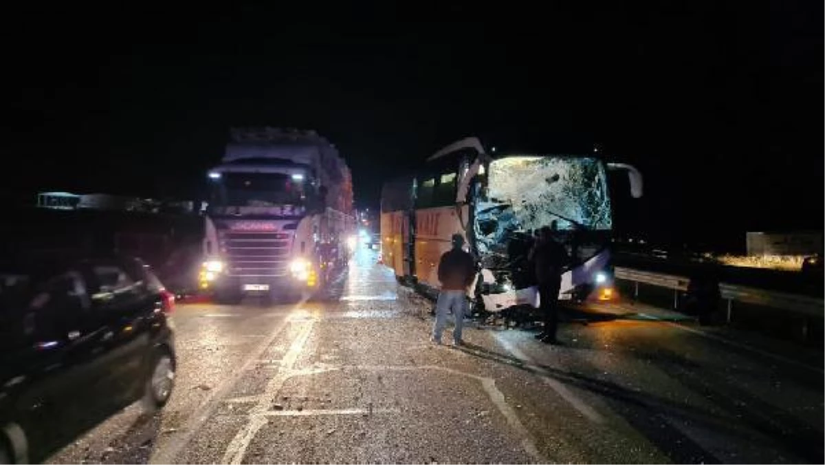 Afyonkarahisar\'da otobüs TIR\'a arkadan çarptı: 7 yaralı