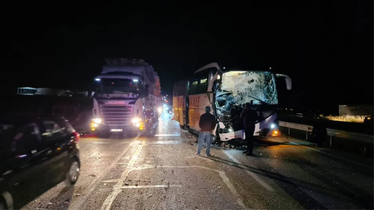 Afyonkarahisar\'da tıra çarpan otobüsteki 7 yolcu yaralandı