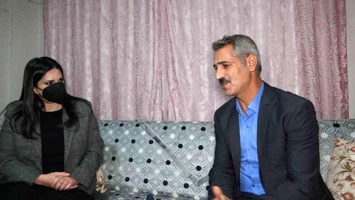 AK Parti\'li Sarıeroğlu, İYİ Partili Türkkan\'ın küfür ettiği şehit ailesini ziyaret etti