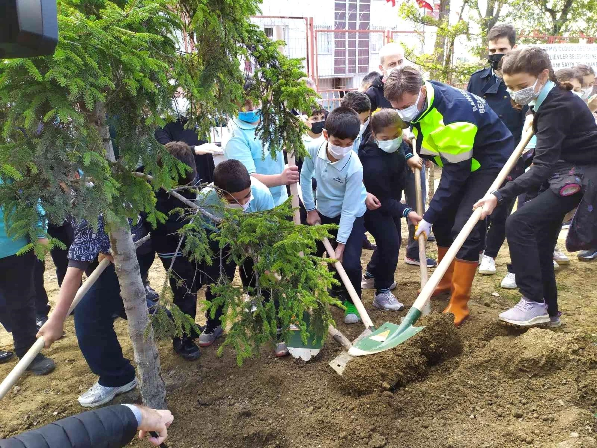 Bahçelievler\'de "Milli Ağaçlandırma Günü" kapsamında okul bahçesine fidan dikildi
