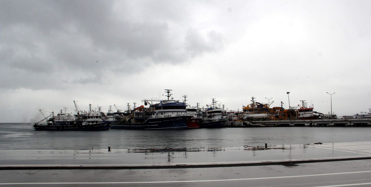 Balıkçı tekneleri denize açılamayınca tezgahlardaki balıklar azaldı