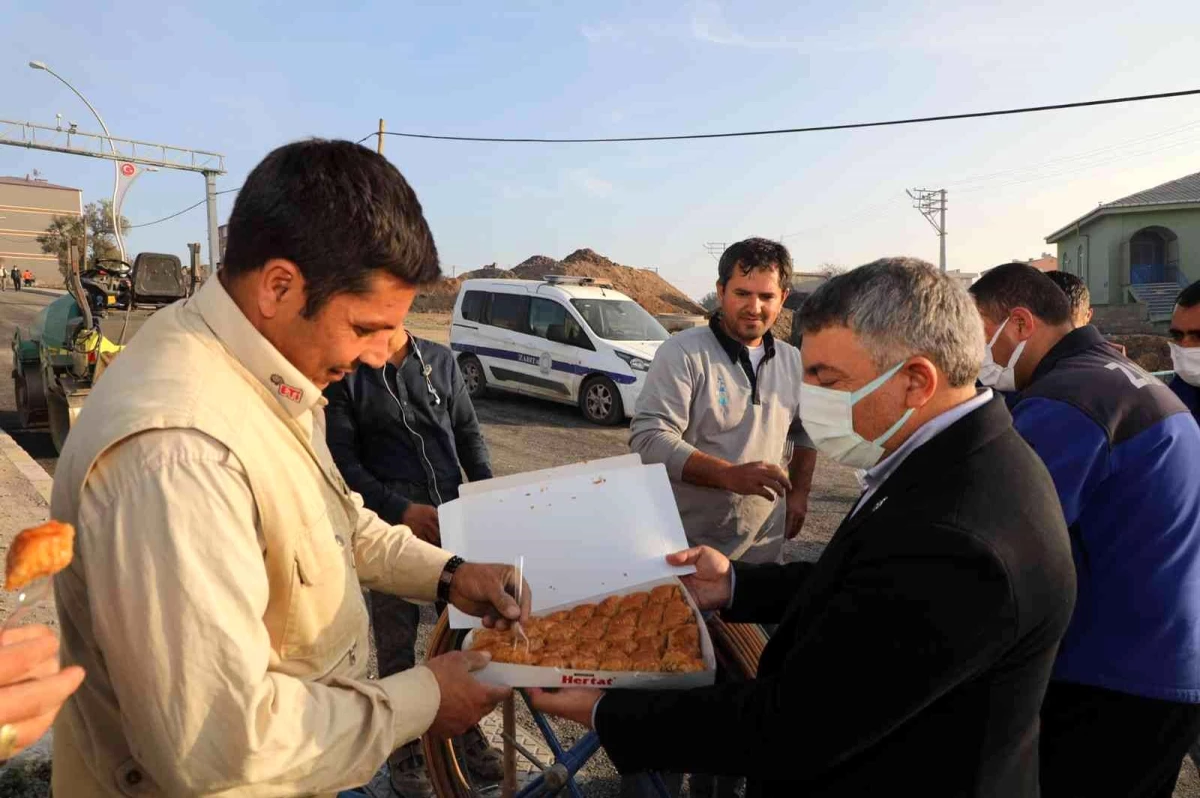 Başkan Şayir\'den sahada çalışan personellere tatlı ikramı