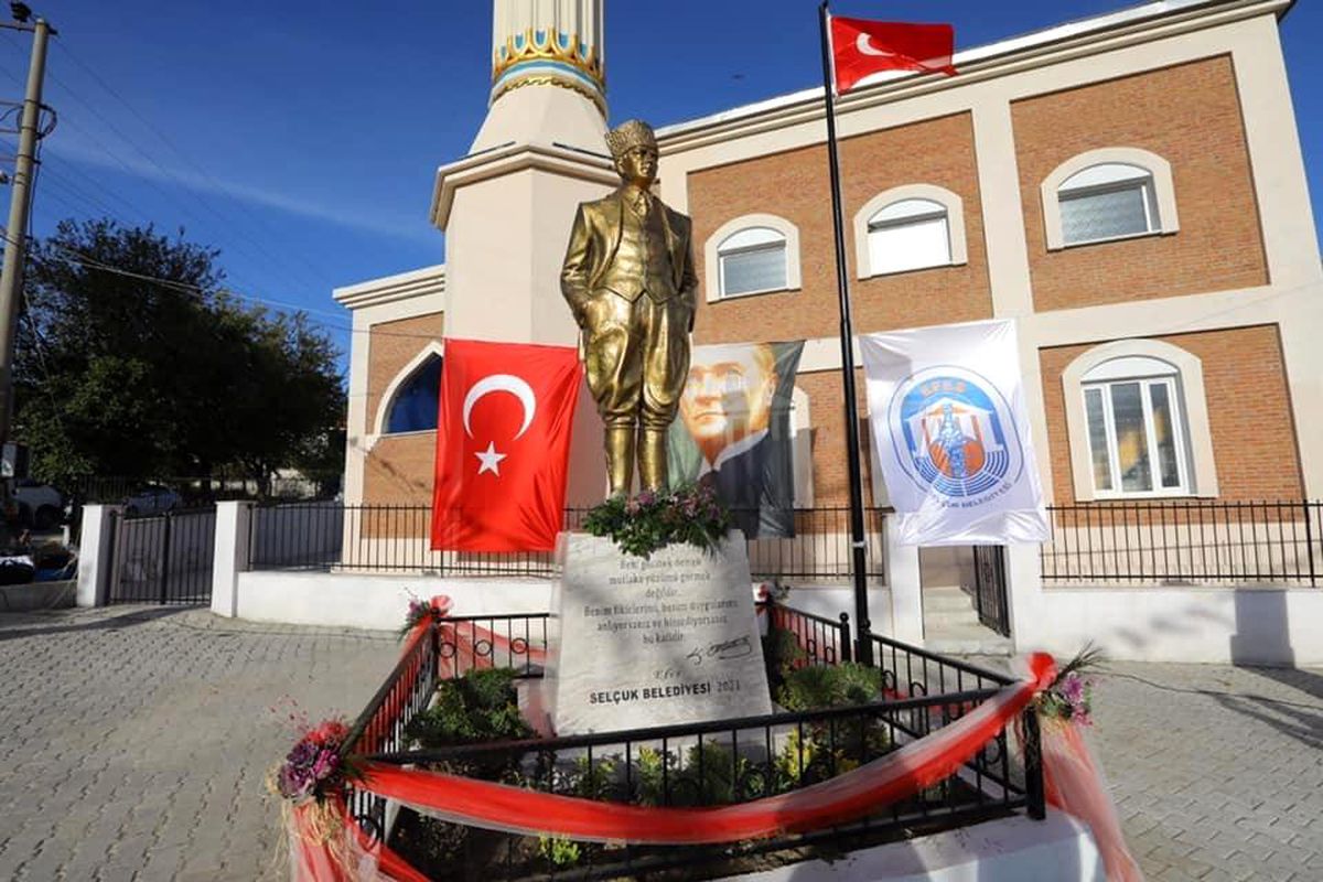 Belediye Başkanı Sengel, Çamlık\'a verdiği heykel sözünü tuttu