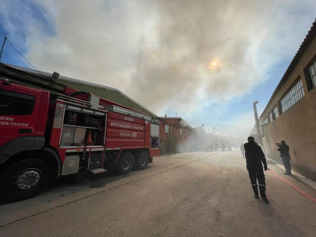 Son dakika: Bursa\'da tekstil fabrikasında çıkan yangına müdahale ediliyor