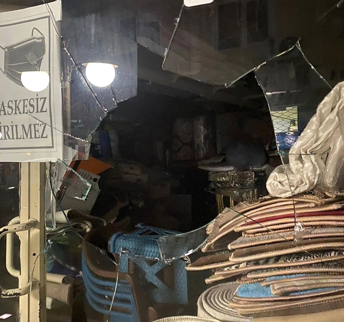 Çıkan kavgada iş yerinin camı kırıldı