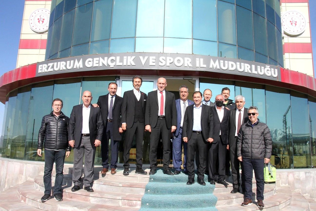 Curling Federasyonu\'ndan Öztürk\'e hayırlı olsun ziyareti