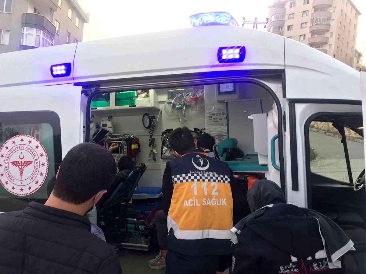 Ehliyetsiz motosikletin sürücüsü 2 yayaya çarparak yaraladı
