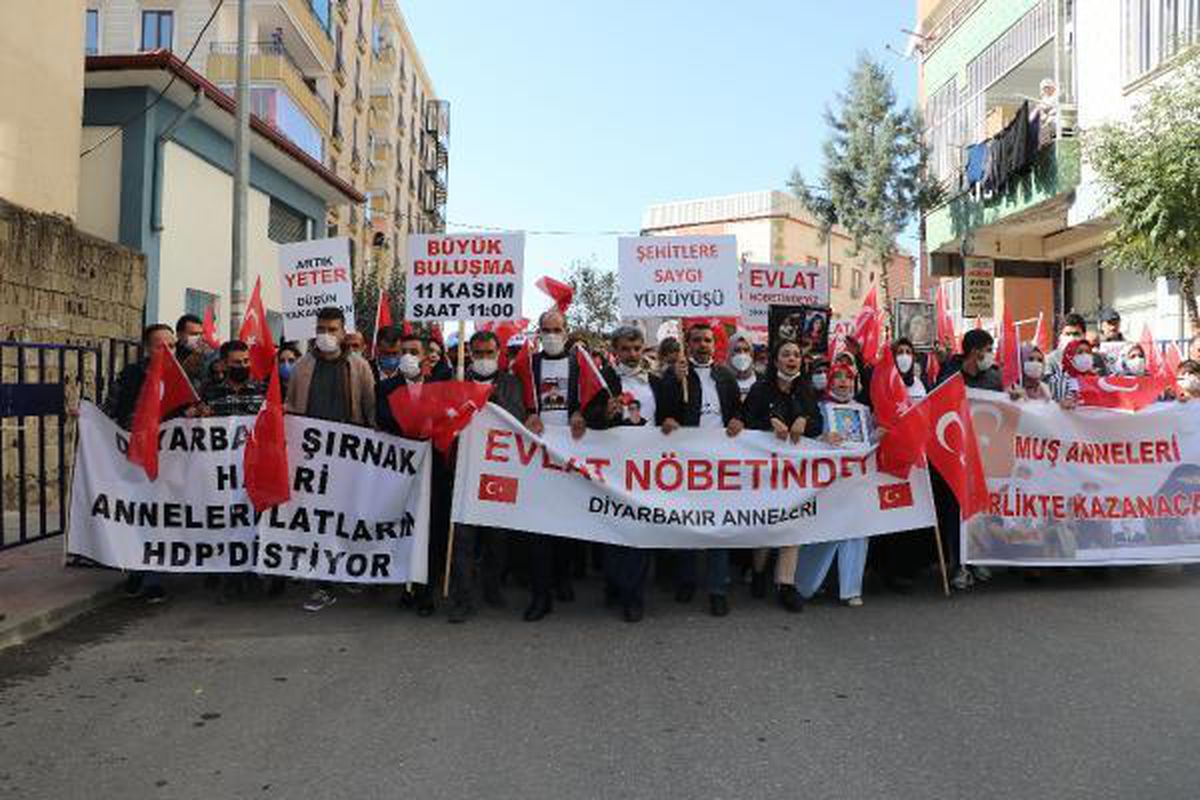 Son dakika haber... Evlat eyleminin 800\'üncü gününde Şehitlere Saygı Yürüyüşü