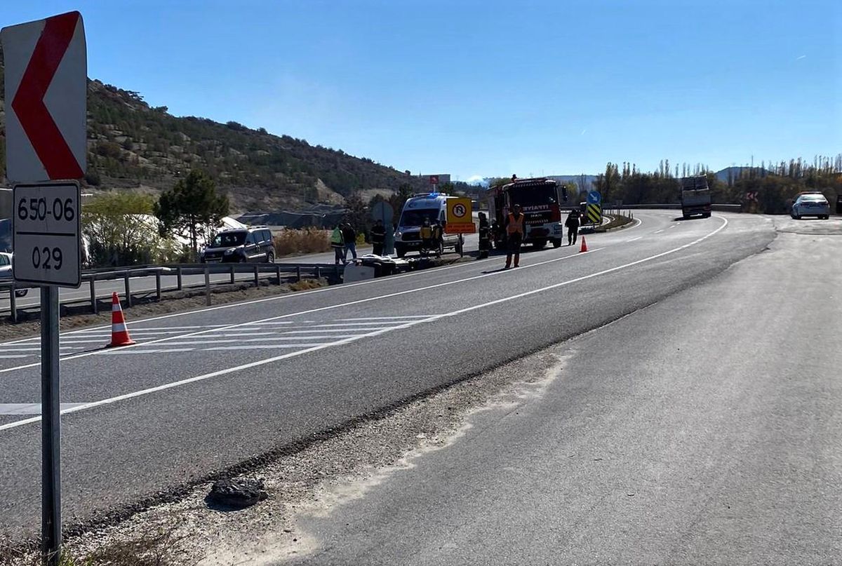 Hafif ticari araç beton menfeze çarptı: 1 ölü, 1 yaralı