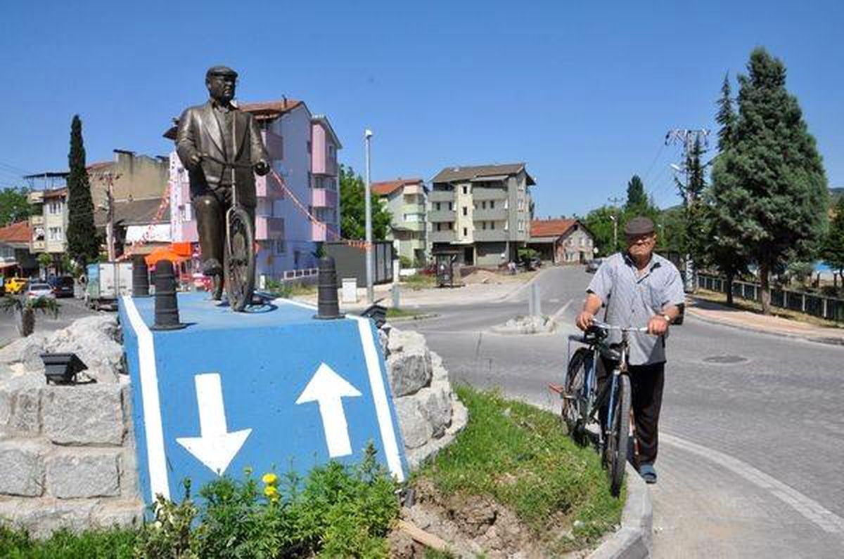 İlçeye bisikletiyle heykeli dikilmişti, hayatını kaybetti
