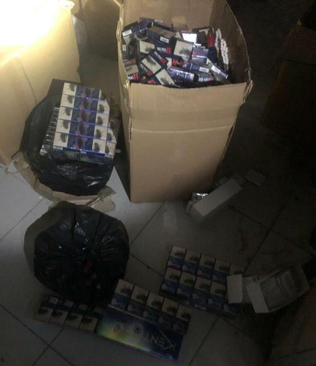 İzmir\'de kaçakçılık operasyonu; 4 gözaltı