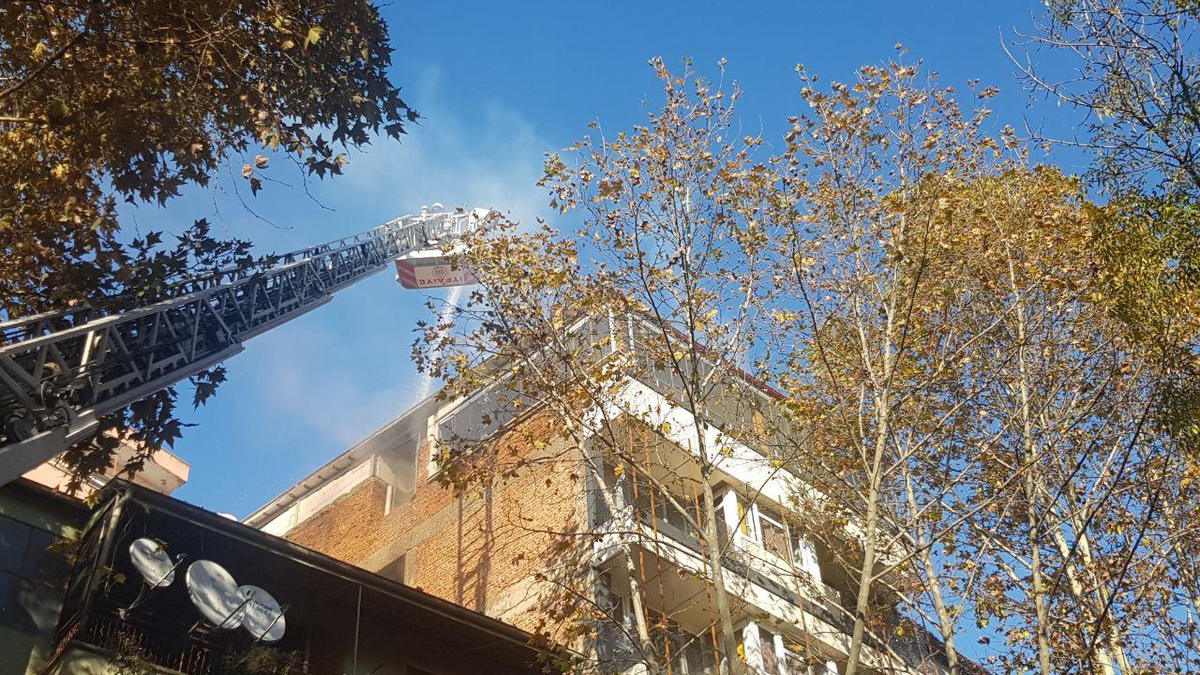 İzmit\'te apartmanın çatısında çıkan yangın söndürüldü